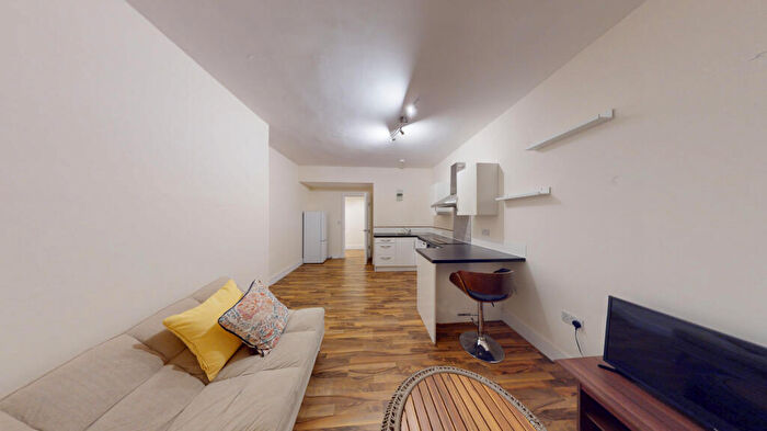 Studio To Rent In - Friern Park, London, N12