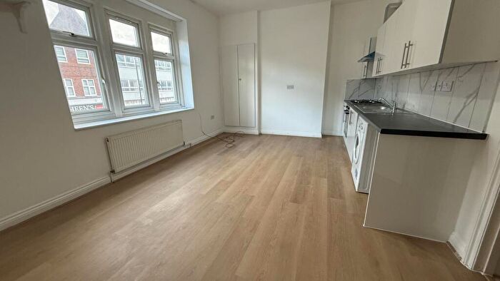 2 Bedroom Apartment To Rent In Green Lanes, Palmers Green, N13