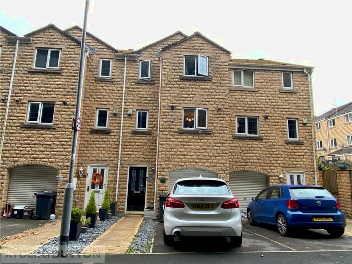 4 Bedroom Town House To Rent In Larch Close, Wheatley, Halifax, West Yorkshire, HX2