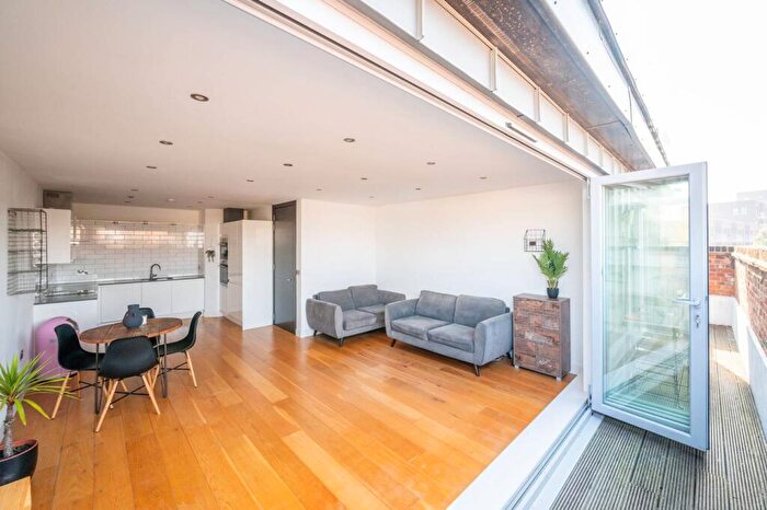 3 Bedroom Penthouse To Rent In Queens Row, Elephant And Castle, London, SE17