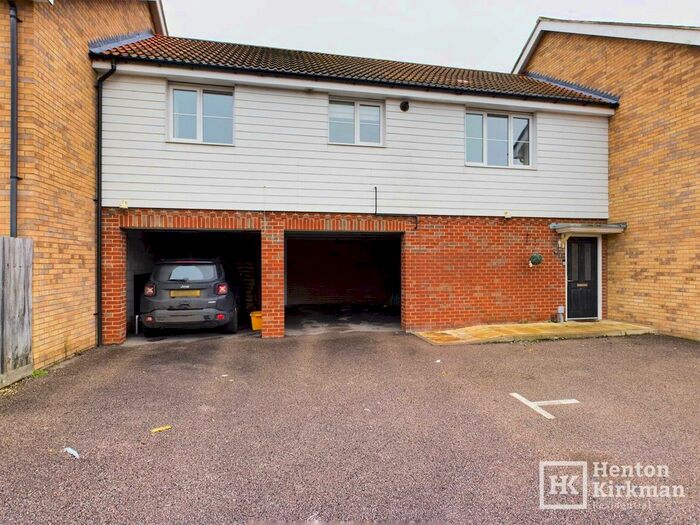 3 Bedroom Parking/garage To Rent In Markham Terrace, Laindon, SS15