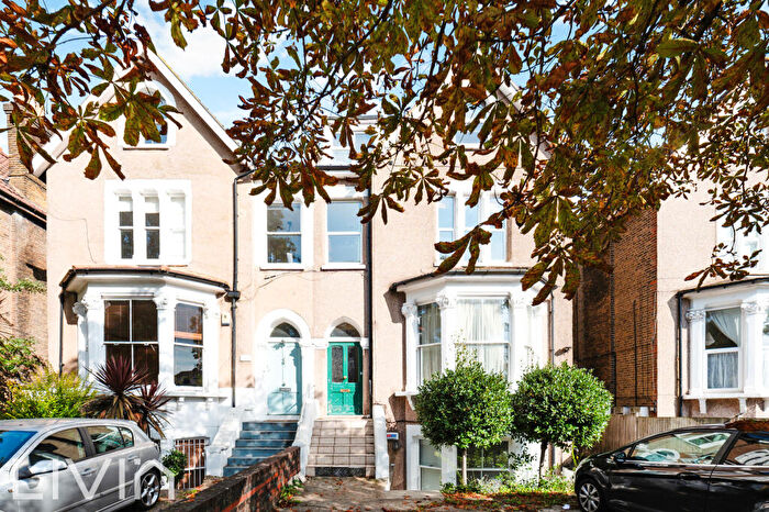 2 Bedroom Flat For Sale In Bedford Hill, London, SW12