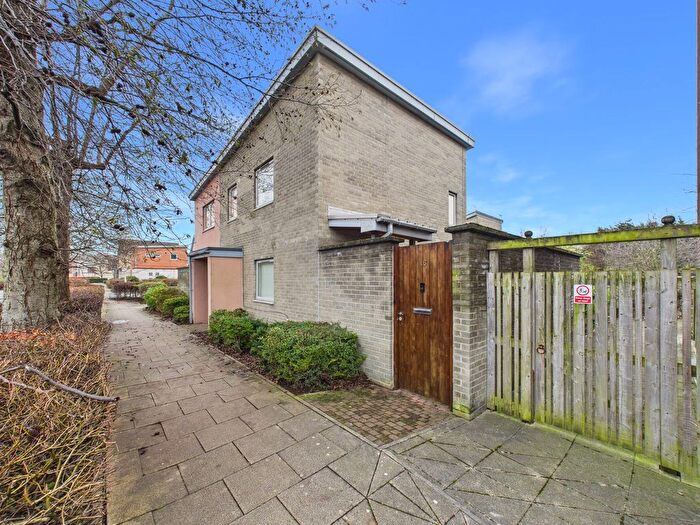 2 Bedroom Flat For Sale In July Courtyard, The Staiths, Gateshead, NE8