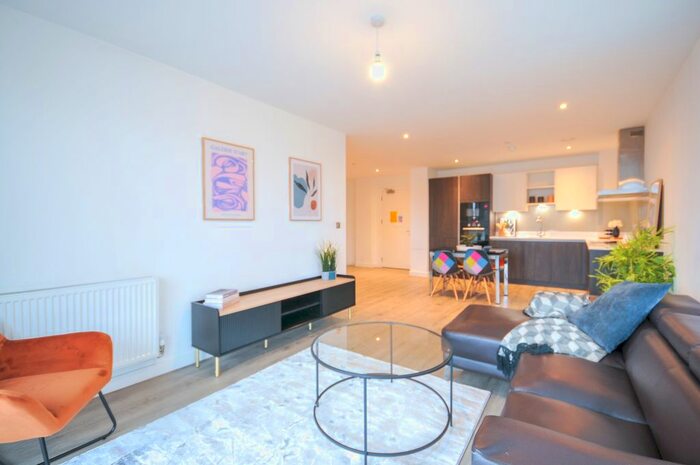 3 Bedroom Flat To Rent In Lockgate Square, Salford, M5