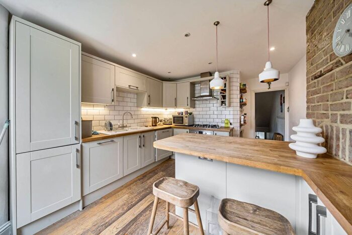 3 Bedroom Flat To Rent In Holmewood Road, Brixton Hill, London, SW2