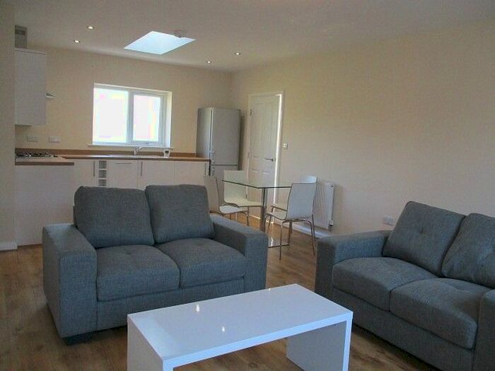 2 Bedroom Flat To Rent In Broadgate Avenue, Beeston, NG9