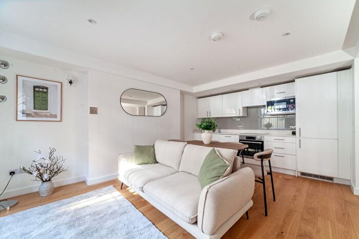 2 Bedroom Flat To Rent In Hereford Road, Notting Hill, London, W2