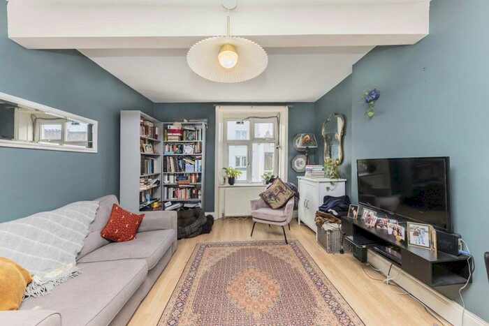 2 Bedroom Flat To Rent In Hereford Road, London W2