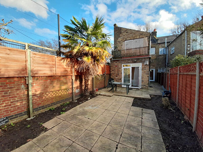 2 Bedroom Apartment To Rent In Albany Road, Camberwell, London, SE5