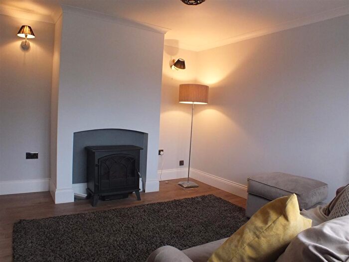 3 Bedroom Semi-Detached House To Rent In Yew Tree Lane, Dukinfield, SK16