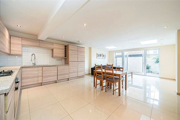 5 Bedroom Terraced House For Sale In Carroun Road, Oval, SW8