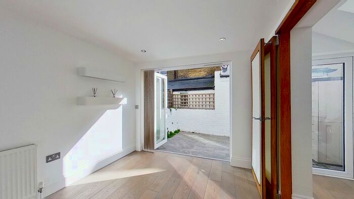 2 Bedroom Flat To Rent In Bishops Road, Fulham, London, SW6