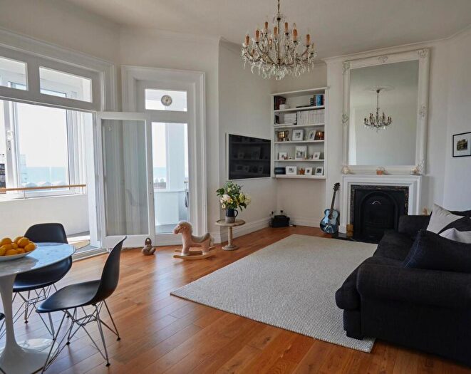 2 Bedroom Apartment To Rent In Kingsway, Hove, BN3
