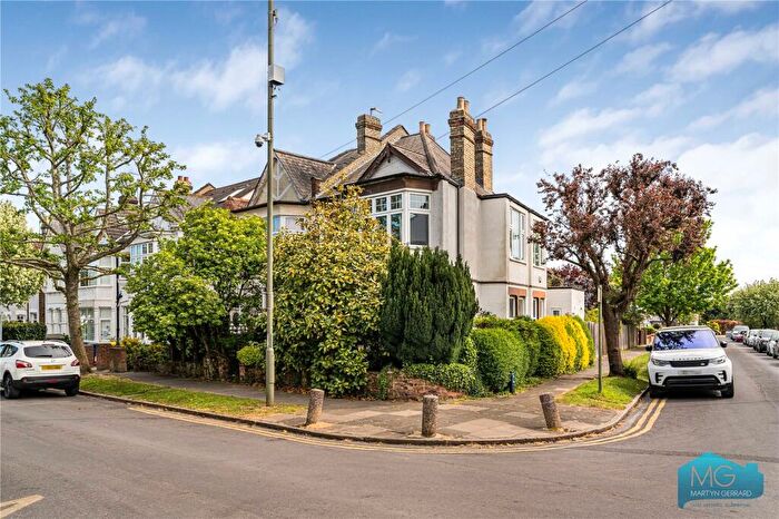 3 Bedroom Semi Detached House For Sale In Queens Avenue, London, N20