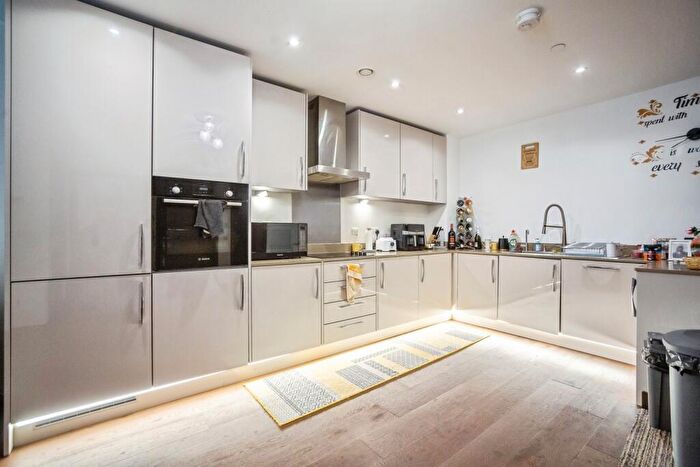 2 Bedroom Flat For Sale In Rosalind Drive, Maidstone, Kent, ME14