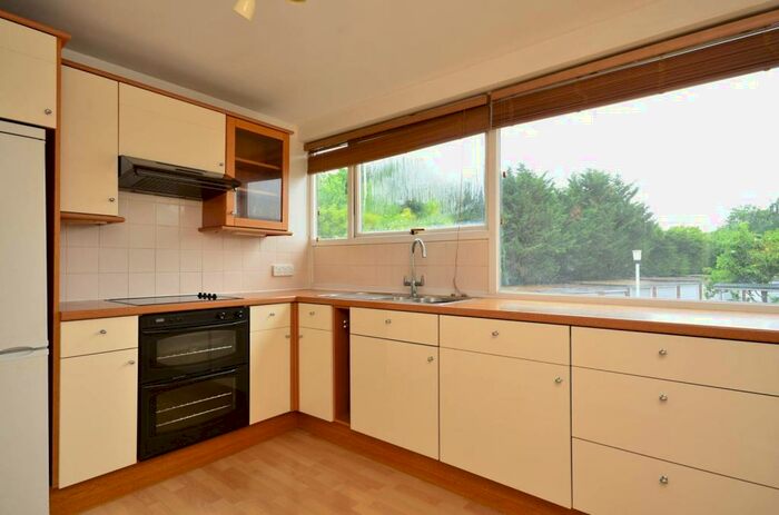 2 Bedroom Flat To Rent In Boxgrove Avenue, Guildford, , Burpham, Guildford, GU1