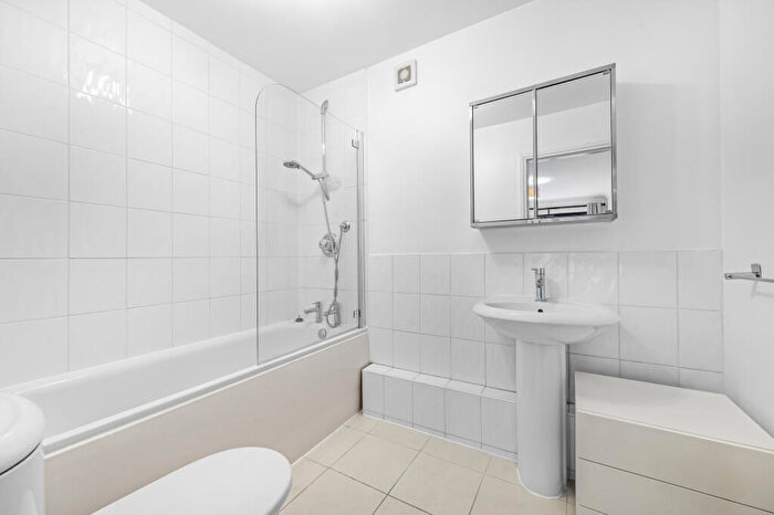 2 Bedroom Flat To Rent In Goodhart Place, London, E14