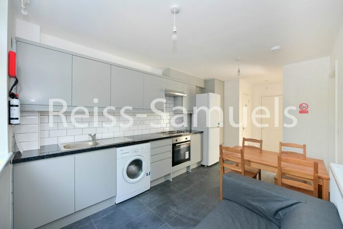 4 Bedroom Maisonette To Rent In Whitebeam Close, Oval, London, SW9
