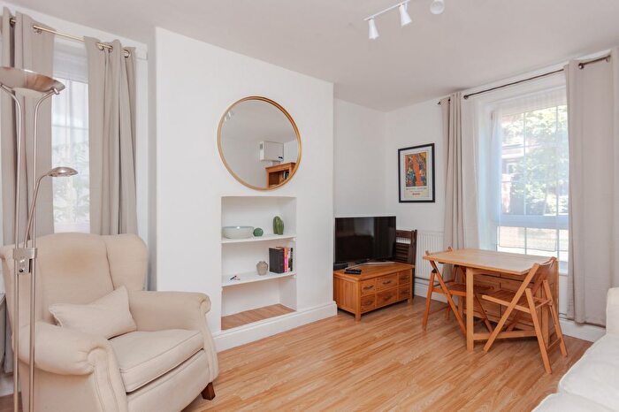 2 Bedroom Flat To Rent In Long Lane, London ., SE1