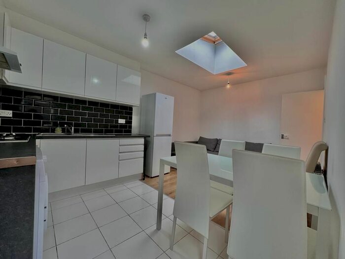 3 Bedroom Flat To Rent In Blandfield Road, SW12