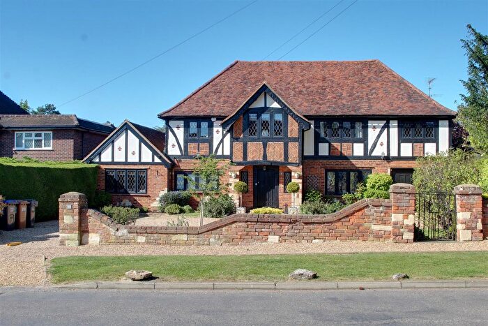 4 Bedroom Detached House For Sale In Brookmans Avenue, Brookmans Park, AL9