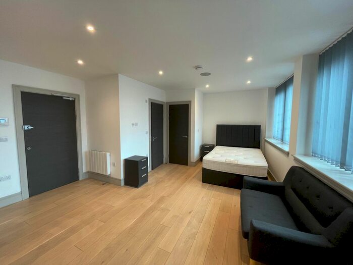 Studio To Rent In High Road, London N12