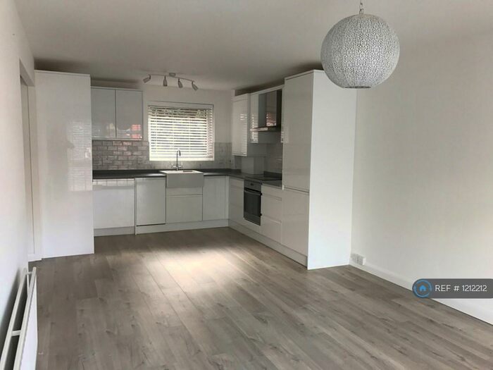 2 Bedroom Flat To Rent In Fairline Court, Beckenham, BR3