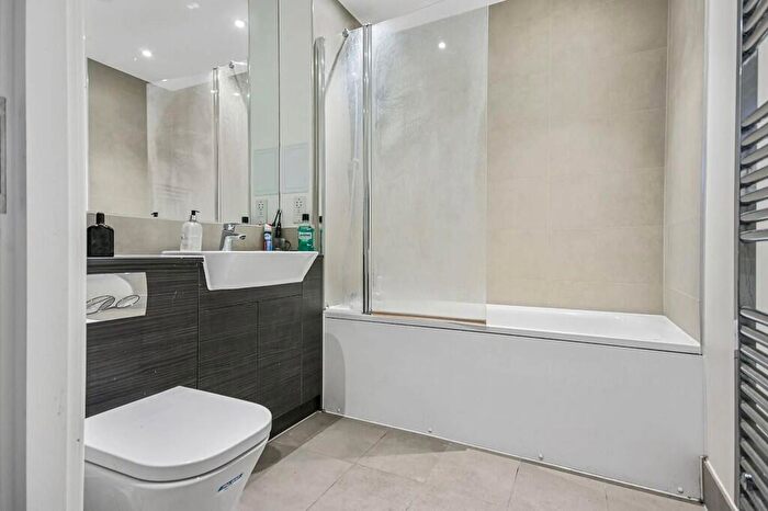 1 Bedroom Apartment For Sale In Angel Lane, London, SE17