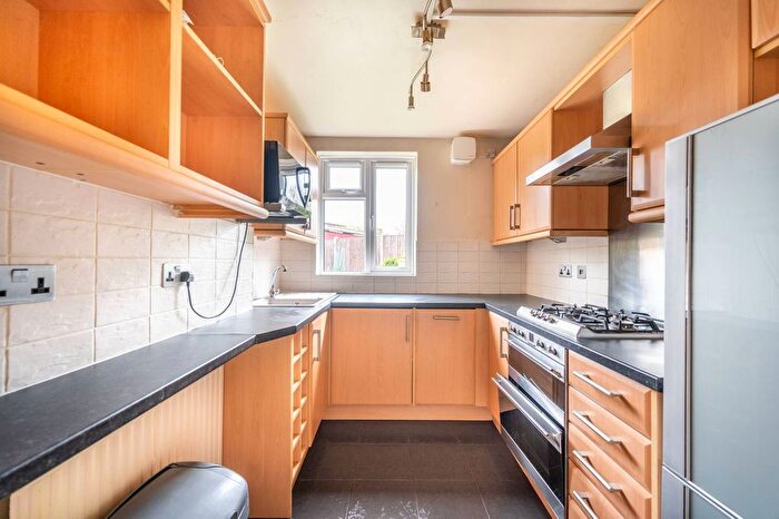 3 Bedroom Flat To Rent In Canada Crescent, Acton, London, W3