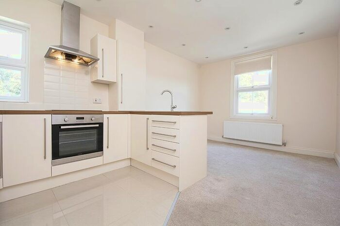 1 Bedroom Flat To Rent In Hersham Road, Hersham, Walton-On-Thames, KT12