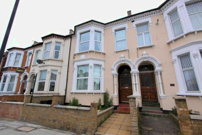 3 Bedroom Flat To Rent In Tooting Bec Road, Tooting, London, SW17