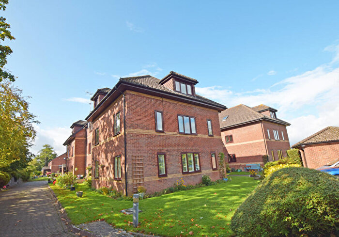 1 Bedroom Apartment For Sale In Windmill Court, St. Mary's Close, Alton, Hampshire, GU34