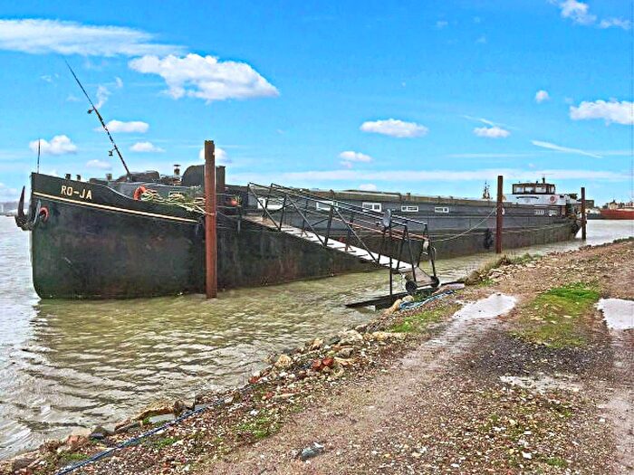 5 Bedroom Houseboat For Sale In Vicarage Lane, Rochester, ME3