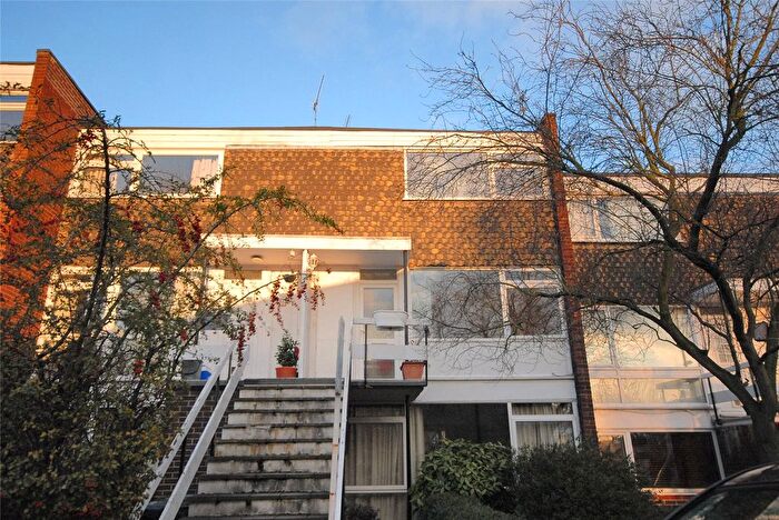 2 Bedroom Maisonette To Rent In Michaels Close, London, SE13