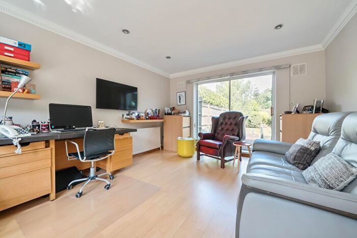 4 Bedroom Detached House For Sale In Totteridge Common, Totteridge, N20