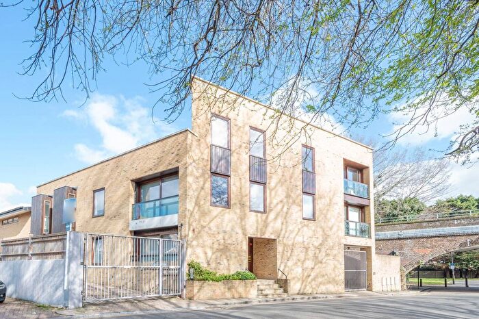 3 Bedroom Mews To Rent In Zulu Mews, Wandsworth, London, SW11