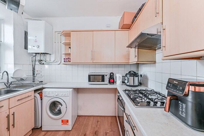 2 Bedroom Flat To Rent In Kennington Park Road, Oval, London, SE11