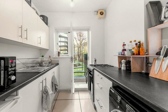 1 Bedroom Flat To Rent In Endlesham Road, Balham, London, SW12