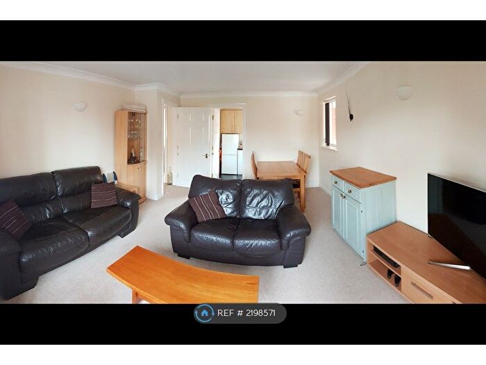 2 Bedroom Flat To Rent In Oddfellows Road, Newbury, RG14