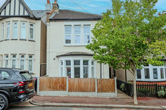 1 Bedroom Flat For Sale In Lord Roberts Avenue, Leigh-On-Sea, SS9