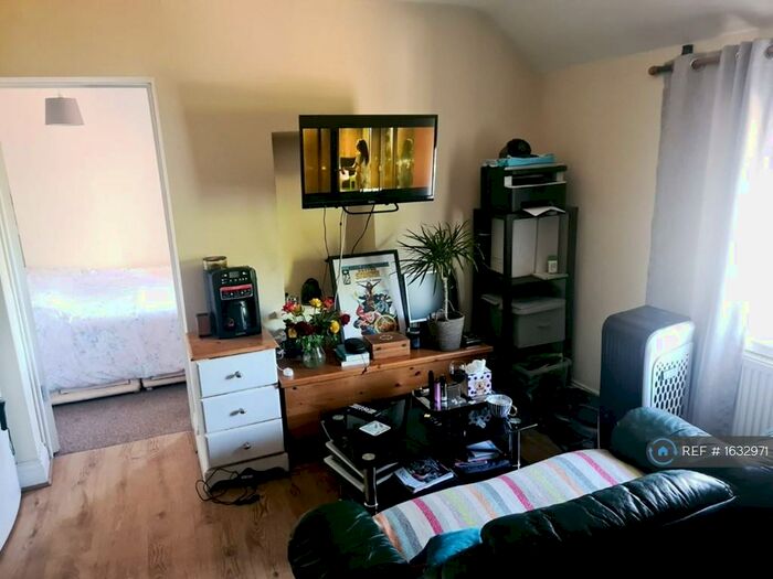 1 Bedroom Flat To Rent In High Street, London Colney, St. Albans, AL2