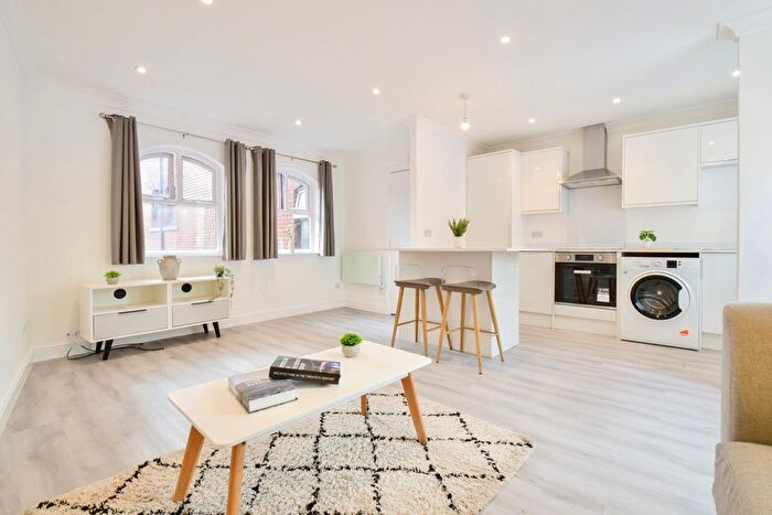 2 Bedroom Flat To Rent In Riverside Court, Leeds, LS1