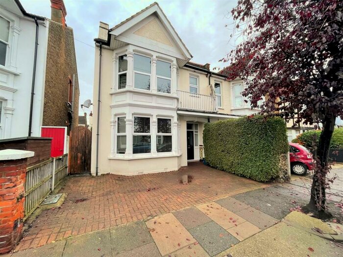 5 Bedroom Semi-Detached House To Rent In Westminster Drive, Westcliff-On-Sea, SS0