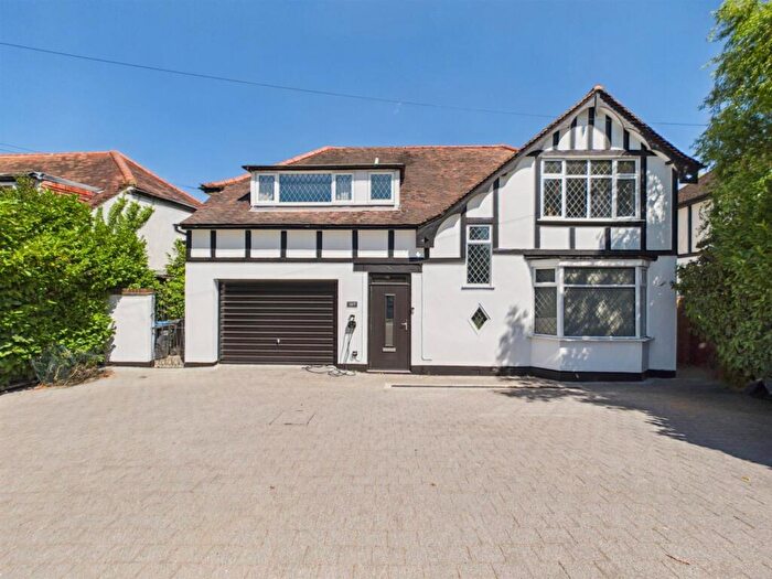 4 Bedroom Detached House For Sale In Coulsdon Road, Coulsdon, CR5