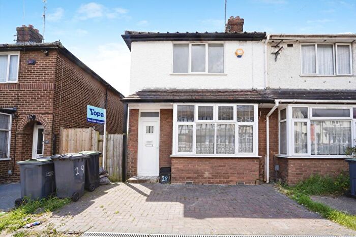 2 Bedroom End Of Terrace House For Sale In Connaught Road, Luton, LU4