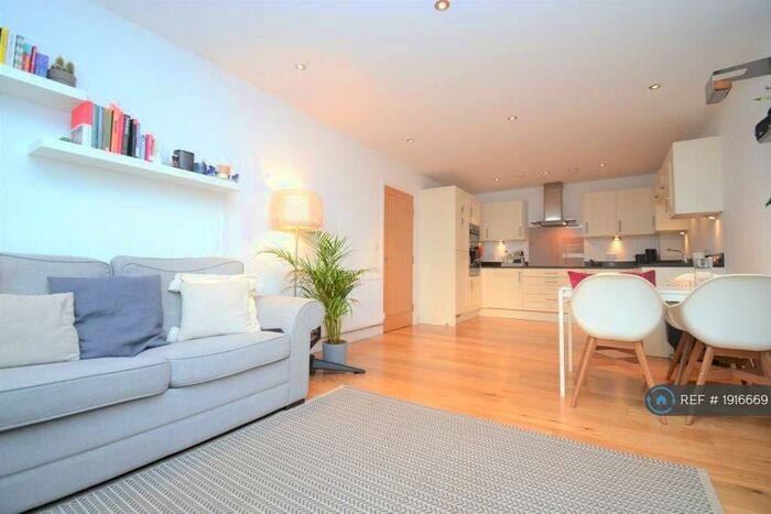 2 Bedroom Flat To Rent In Kingman Way, Newbury, RG14