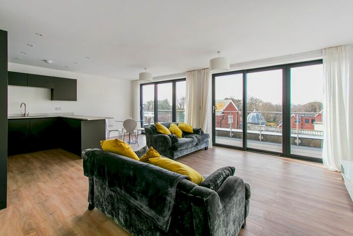 2 Bedroom Flat To Rent In High Street, Christchurch, BH23