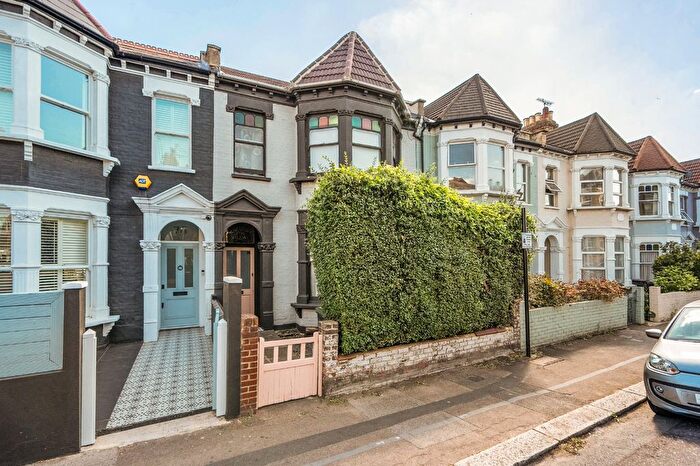 4 Bedroom Detached House For Sale In Wightman Road, Harringay, London, N4