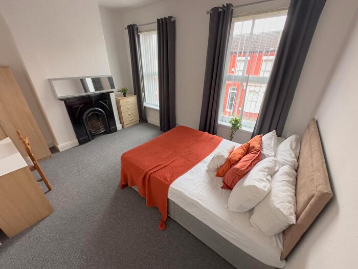 2 Bedroom House To Rent In Cedar Grove, L8