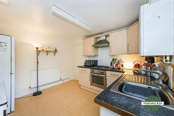 3 Bedroom Flat To Rent In Nile Close, London, N16
